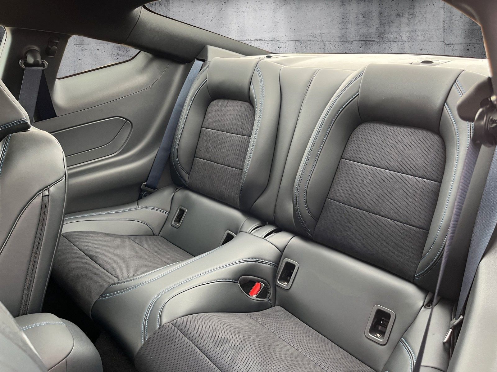 Fahrzeugabbildung Ford Mustang Fastback 5.0 Ti-VCT V8 334 Dark Horse