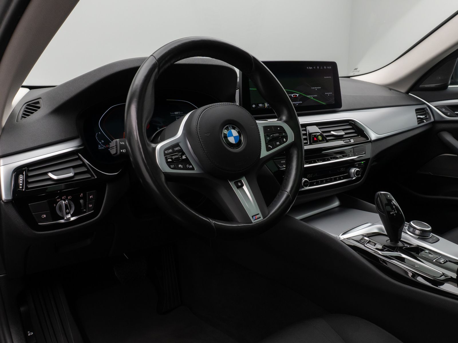 Fahrzeugabbildung BMW 520d Kamera DAB H/K Alarm DisKey Panorama MSport
