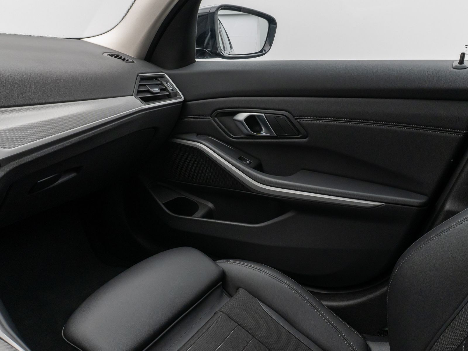 Fahrzeugabbildung BMW 320d Lim. DAB HUD CockPitPro Leder PDC Sport