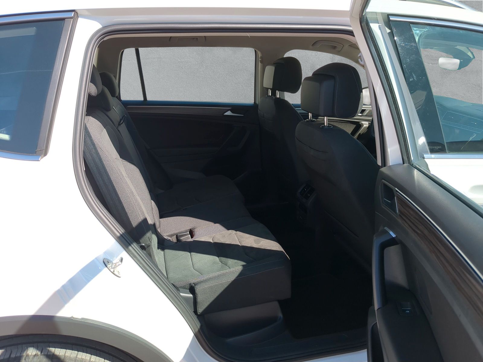 Fahrzeugabbildung Volkswagen Tiguan Allspace 1.5 TSI Life Kamera HuD SHZ AppC