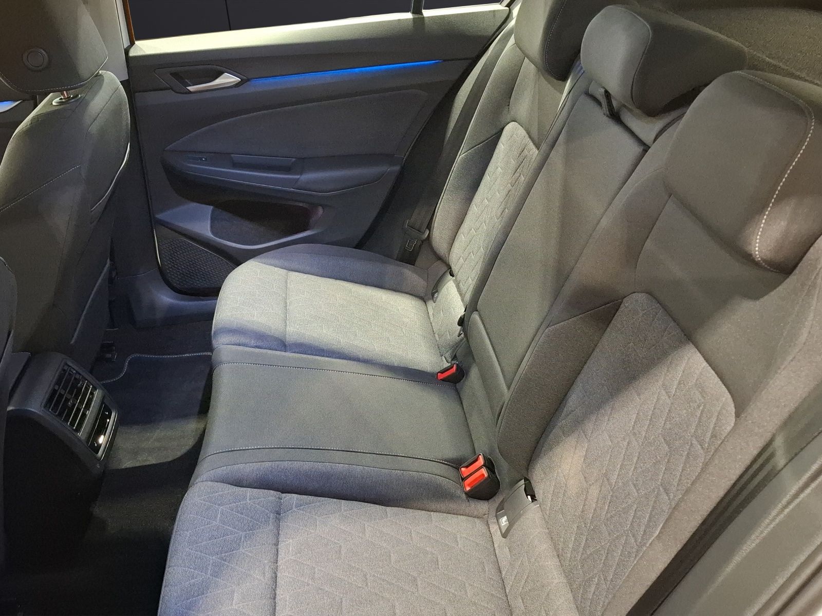 Fahrzeugabbildung Volkswagen Golf VIII TSI Life Standhzg LED Navi AID ACC RFK
