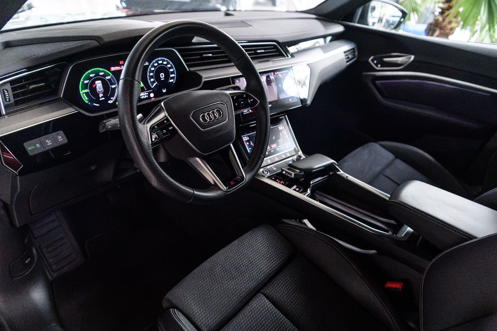 Fahrzeugabbildung Audi e-tron 55 quattro S line NAVI+LED+SZH