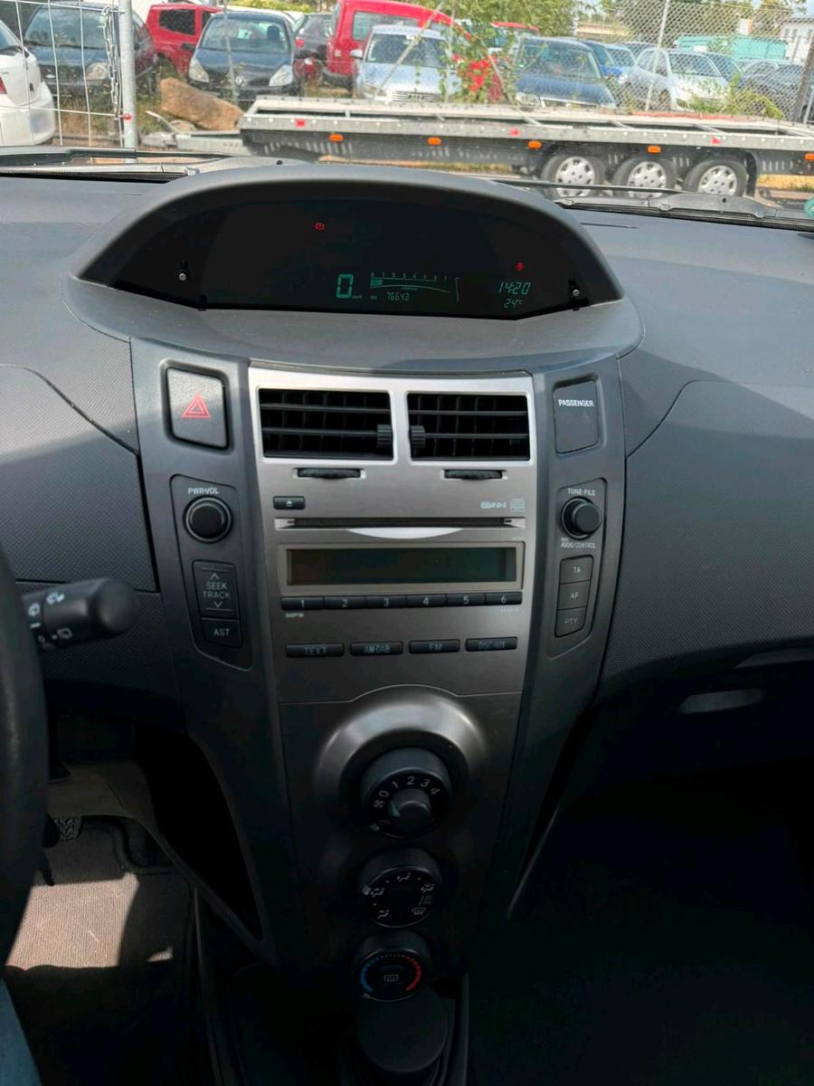 Toyota Yaris 2009 — photo 8