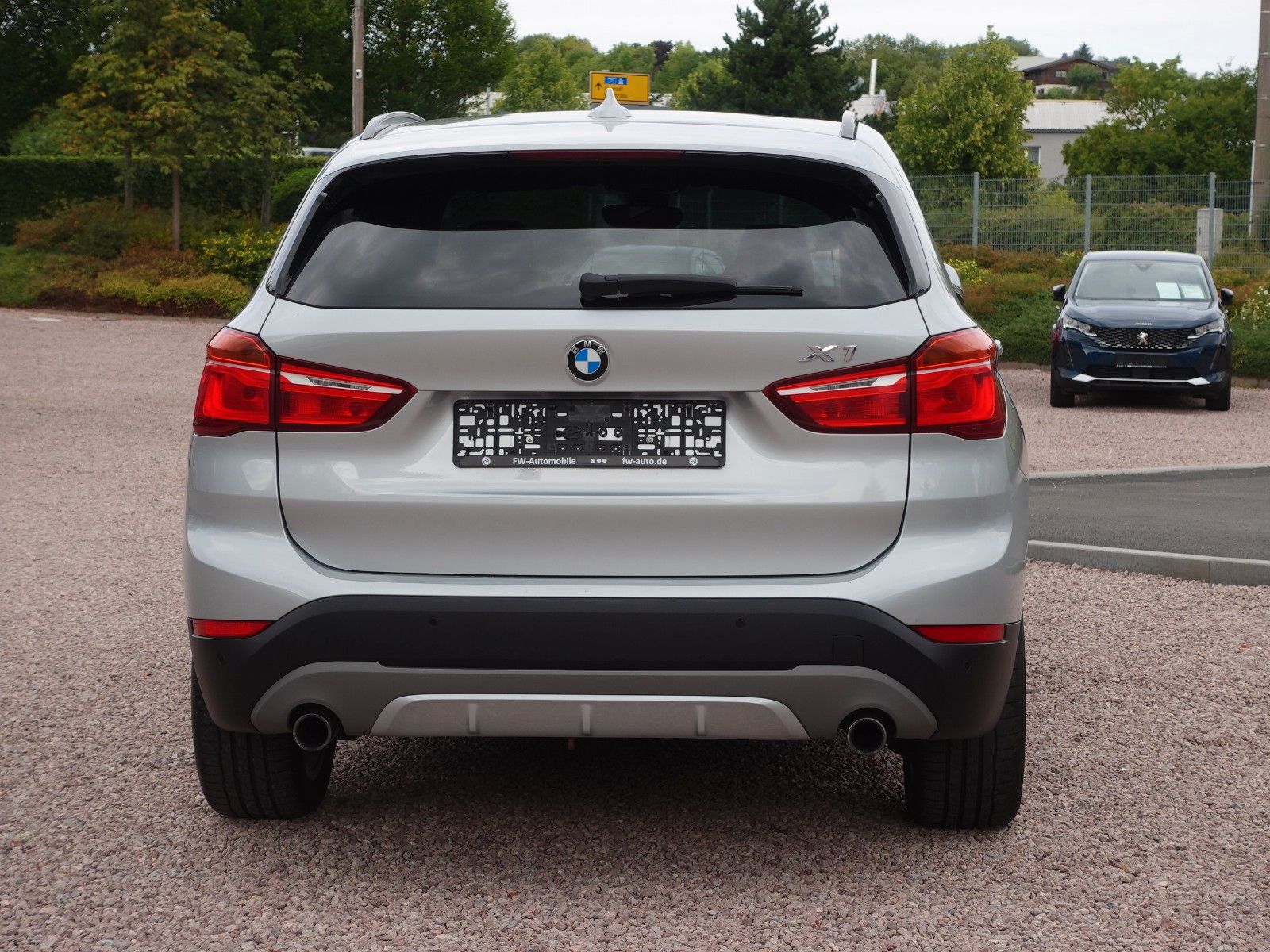 Fahrzeugabbildung BMW X1 xDrive20i A Sport Line I.Hd/AHK/LED/HeadUp/18