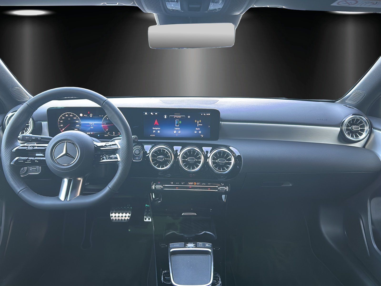 Fahrzeugabbildung Mercedes-Benz A 180 d AMG MultiBeam PANO Lenkradhzg. TOTWINKEL