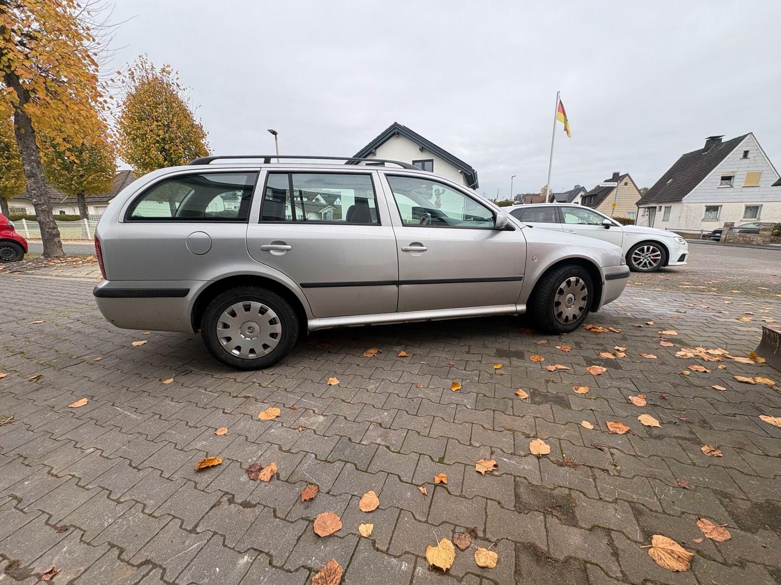 Skoda Octavia 2005 — rear view