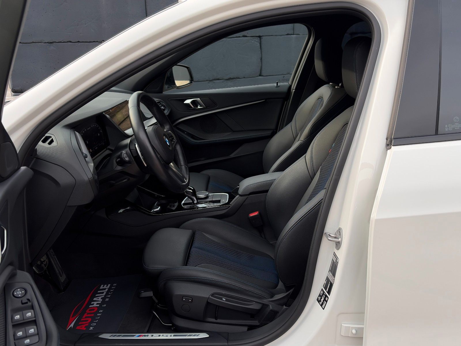 Fahrzeugabbildung BMW M135i xDrive HiFi SHZ LED DAB PDC Wireless Temp