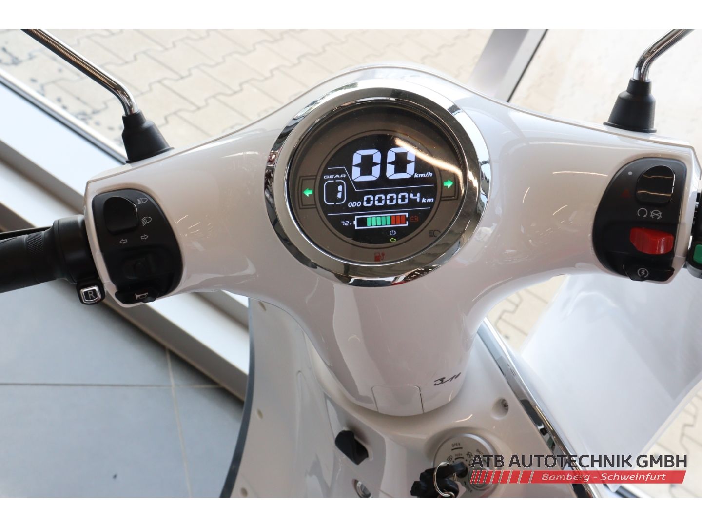 Fahrzeugabbildung DREEMS Moon X 90 km/h inkl. Topcase zzgl. Überführungsk