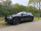 Volkswagen Touareg R 3.0 V6 eHybrid  SCHECKHEFT/BLACKOUT - Volkswagen Touareg R mit Hybrid-Antrieb (Benzin/Elektro)