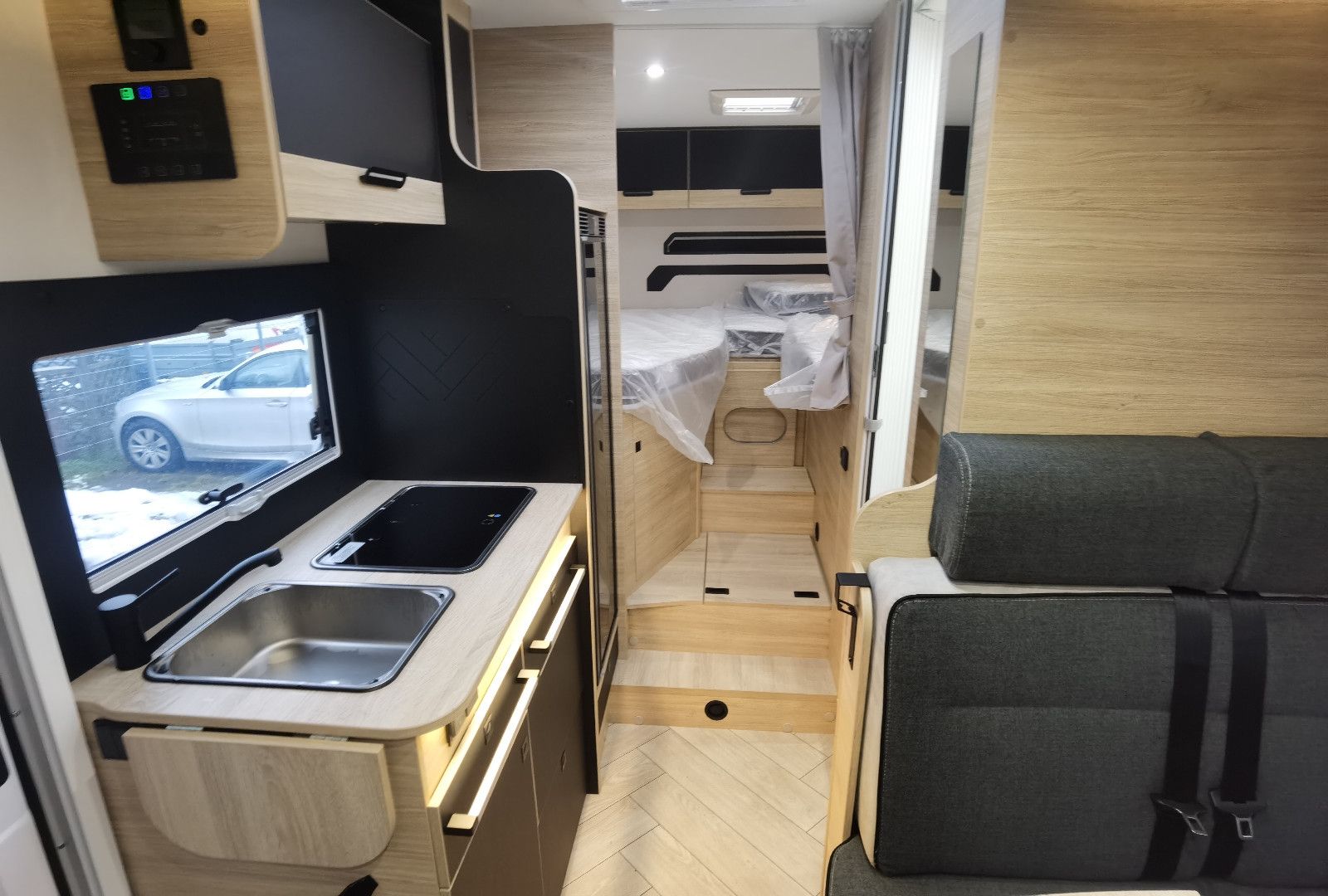 Fahrzeugabbildung Challenger 287 Graphite Edition m. Hubbett