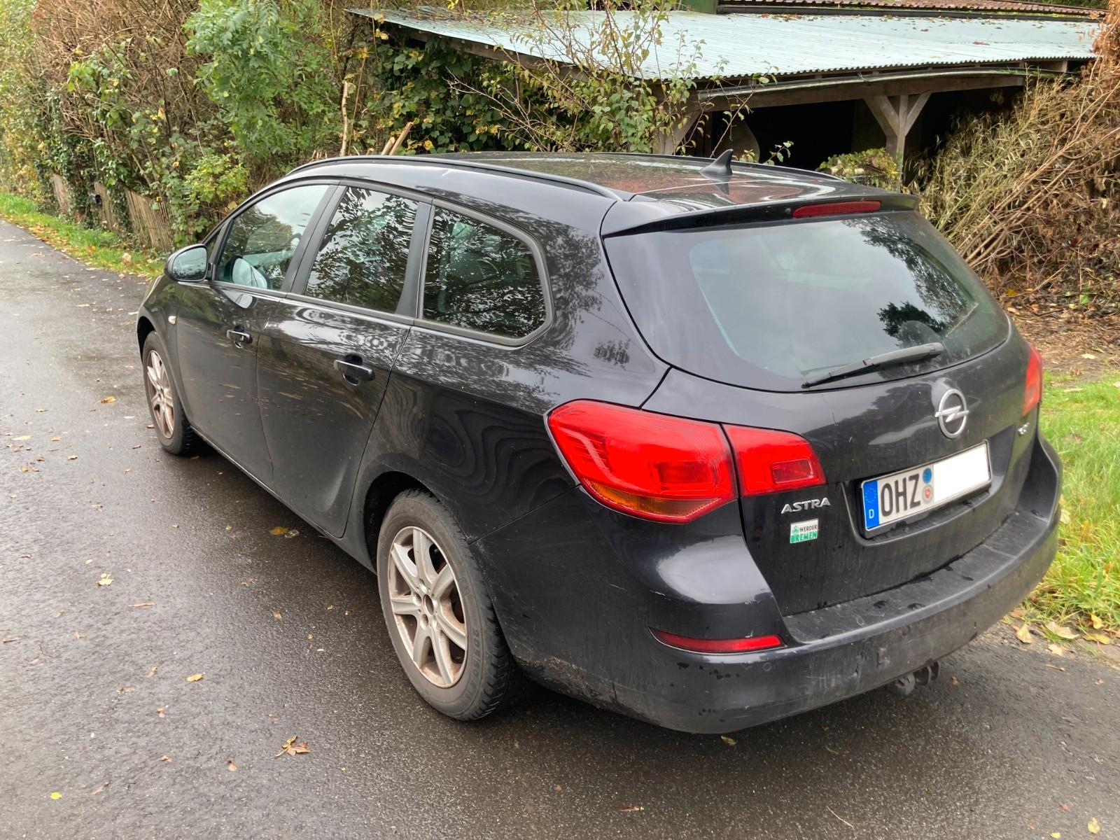 Opel Astra 2011 — rear view
