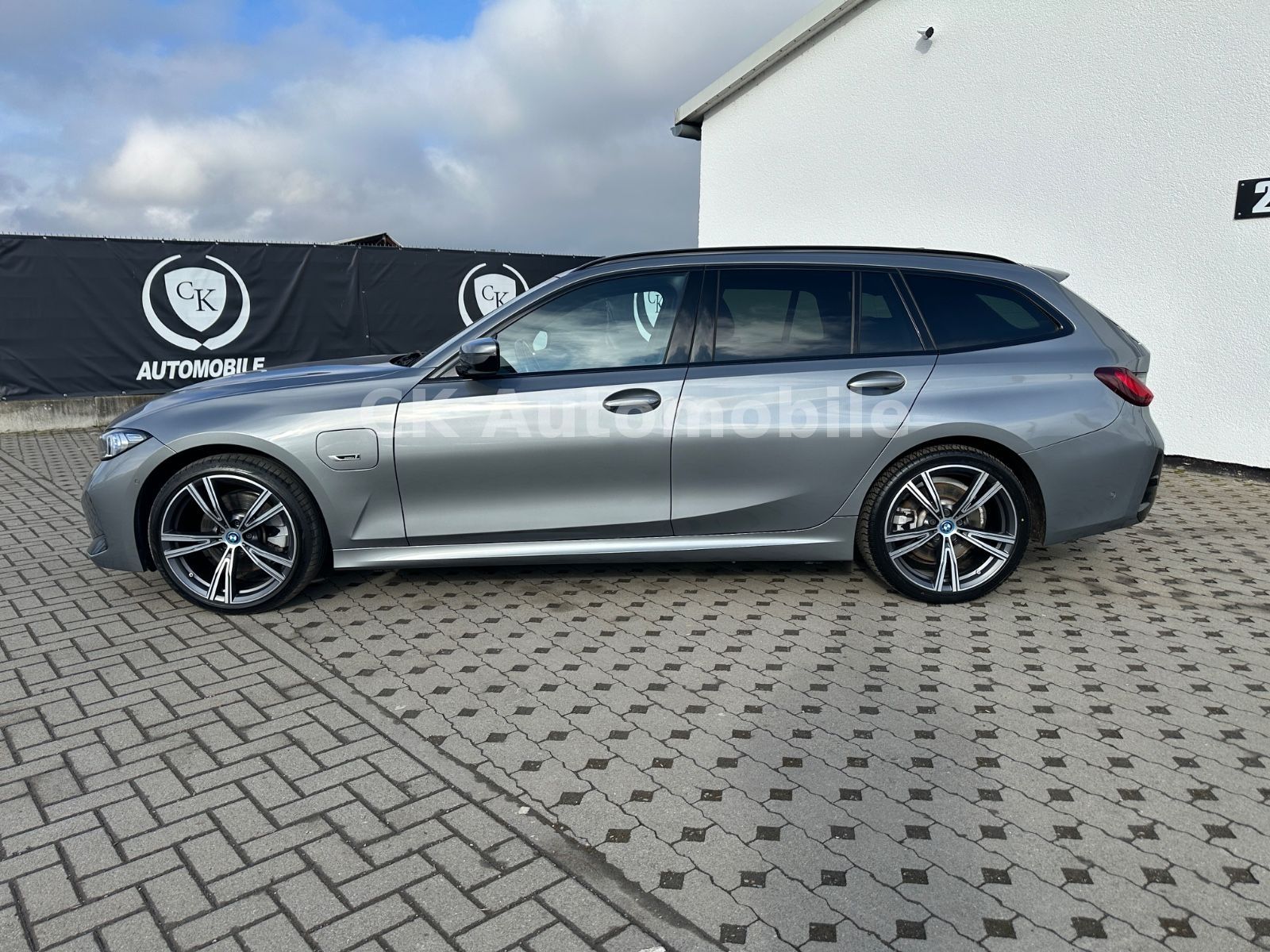 Fahrzeugabbildung BMW 330e Touring M-Sport/Navi/Head-Up/LED/Kam/AHK