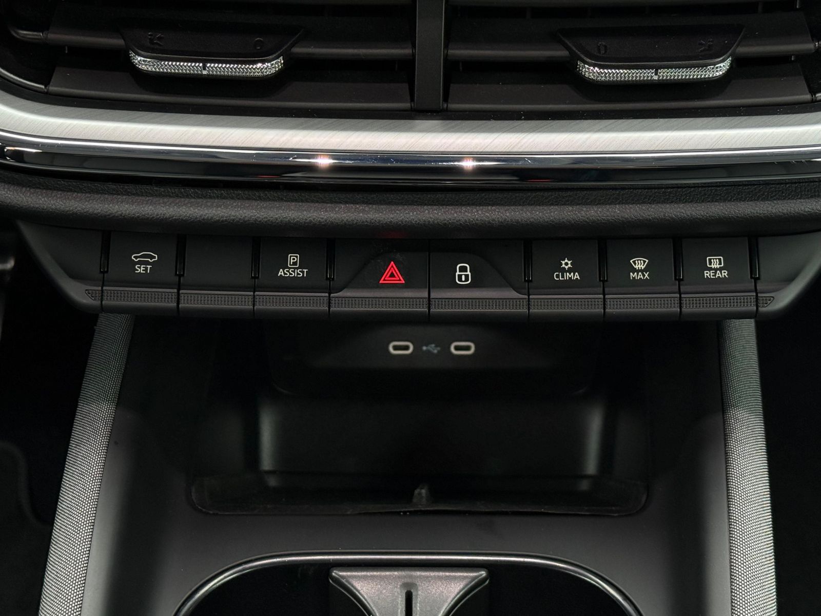 Fahrzeugabbildung SKODA Enyaq 60 Loft CCS+LED+NAV+SHZ+KAMERA+AHK+ACC+DAB