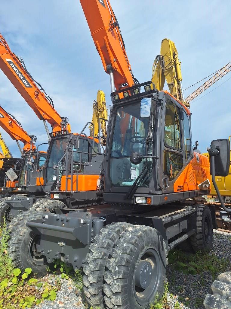 Fahrzeugabbildung Doosan DX 140 W-7 Verstellausleger