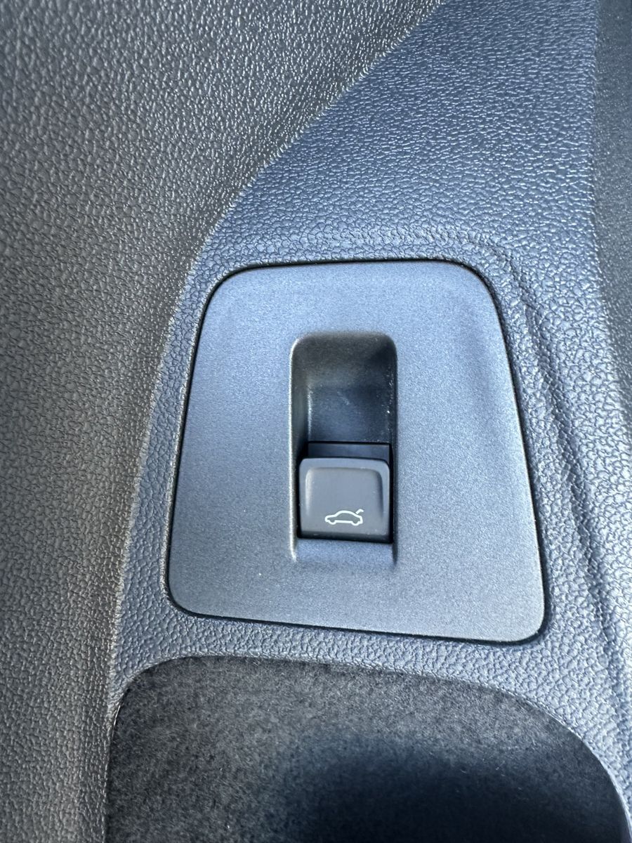 Fahrzeugabbildung Volkswagen Tiguan 1.5 TSI DSG R-Line NAV+LED+ACC+SHZ+HK