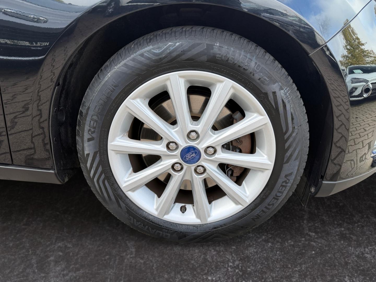 Ford Focus 1.5 Turnier Titanium *PDC v.&h.*SHZ*Klima*