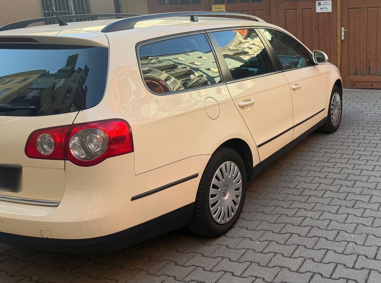 Volkswagen Passat 2011 — interior