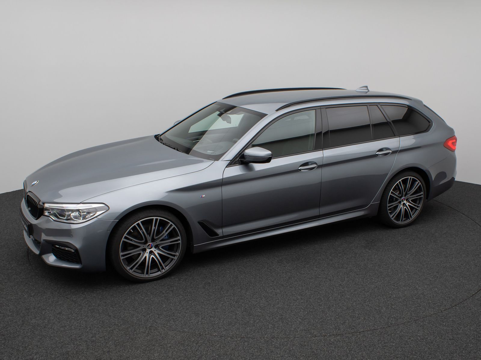 Fahrzeugabbildung BMW 530d xD M Sport Kamera HUD HiFi SoftCl Komfort