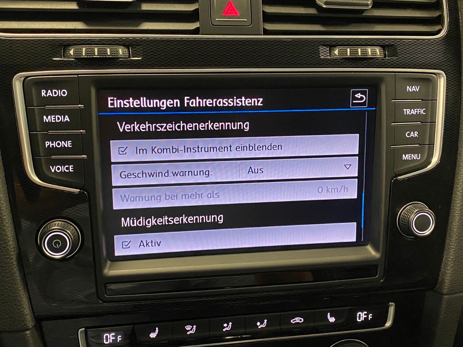 Fahrzeugabbildung Volkswagen Golf 2.0 TDI DSG BMT GTD+DCC+BI-XENON+PANORAMAD+