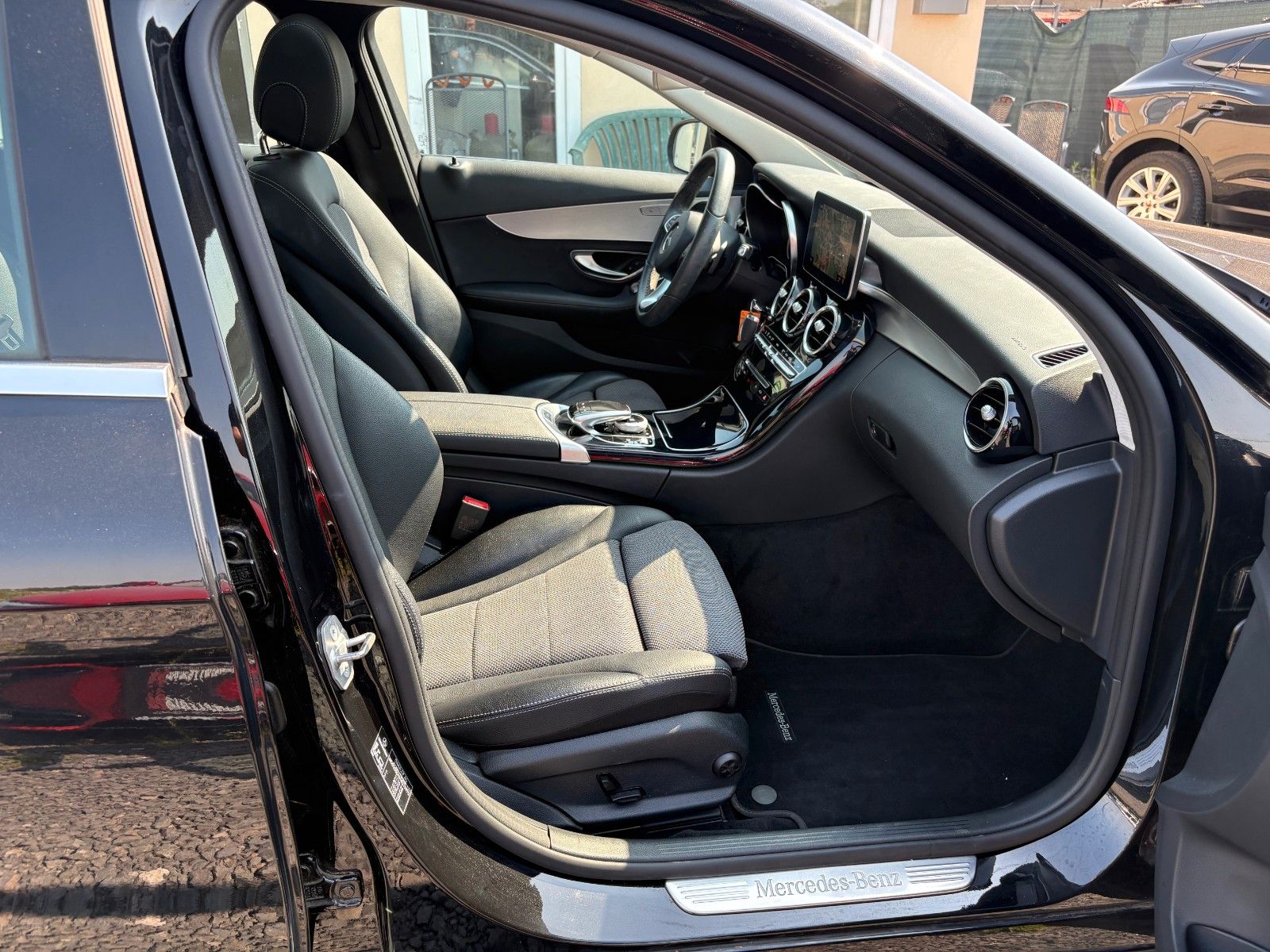 Fahrzeugabbildung Mercedes-Benz C 200 4Matic Aut. AVANTGARDE Navi LED GSD SPORTS