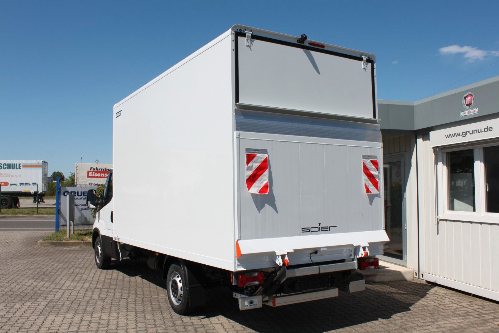Fahrzeugabbildung Iveco Daily 35S16 Koffer 2375 hoch /LBW 750Kg