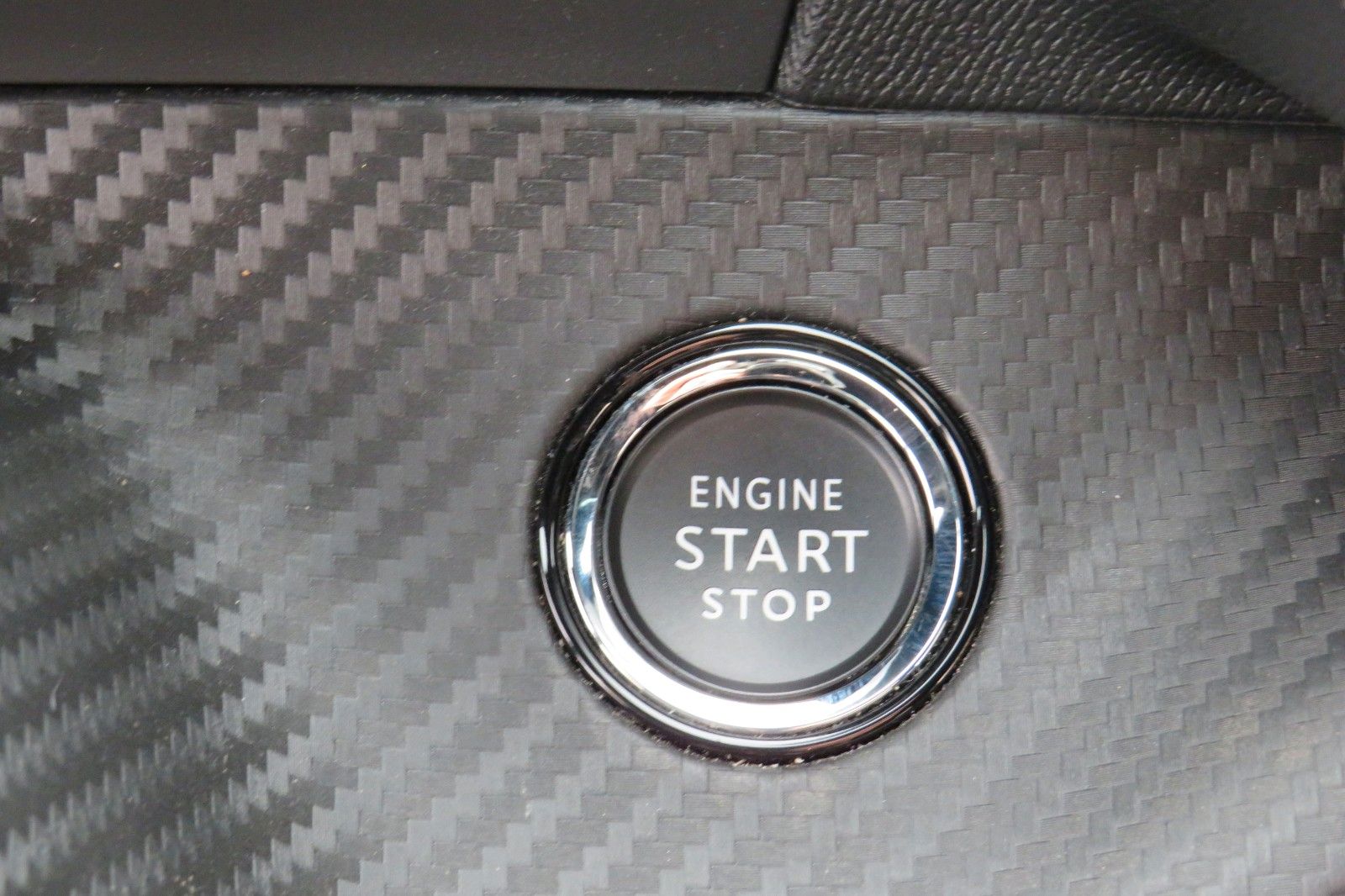 Fahrzeugabbildung Peugeot 2008 GT 1.2 PURETECH NAVI KAMERA PDC ACC 1.HAND