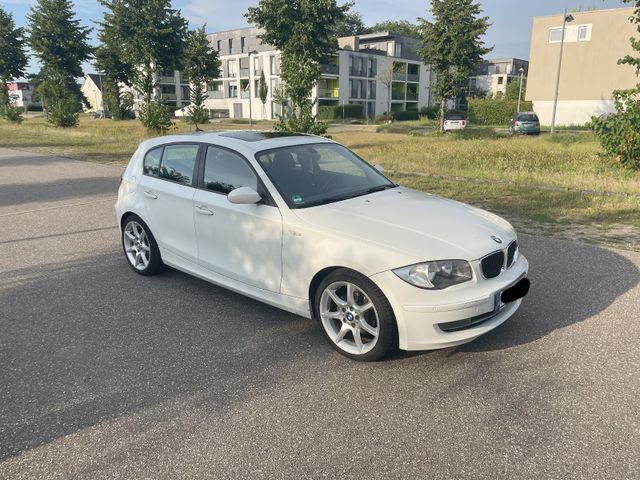 BMW 116 i weiß mit Fehlermeldung