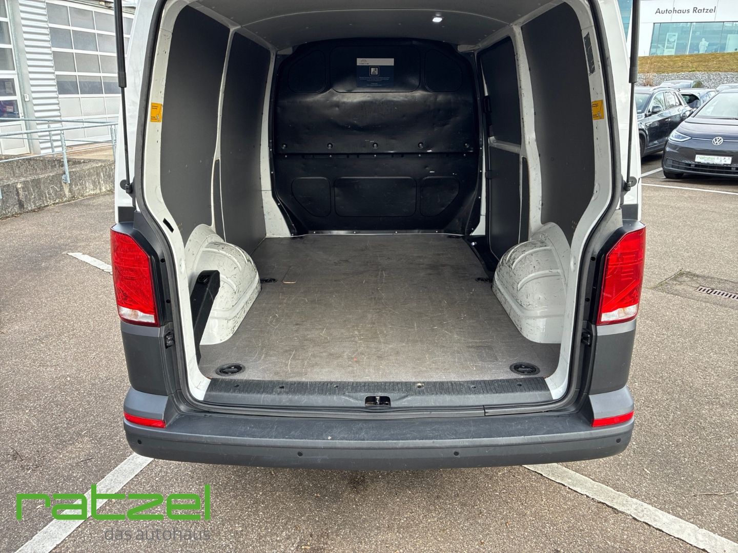 Fahrzeugabbildung Volkswagen T6.1 Kasten KR 2.0 TDI DAB Parklenkass. Notbrems