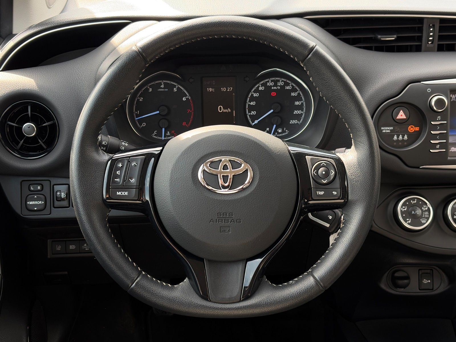Fahrzeugabbildung Toyota Yaris 1.5 Ltr. Kamera Klima BLT SHZ LKA AM
