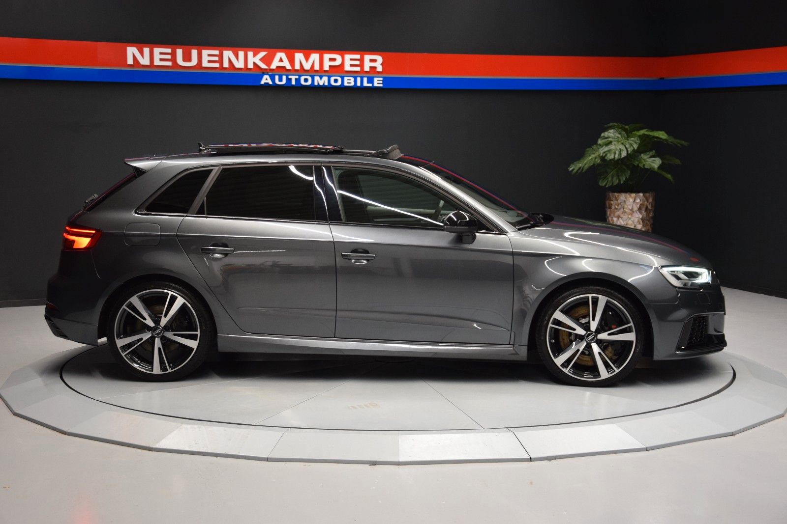Fahrzeugabbildung Audi RS3 Sportback 2.5 TF quattro Pano B&O Schale ACC