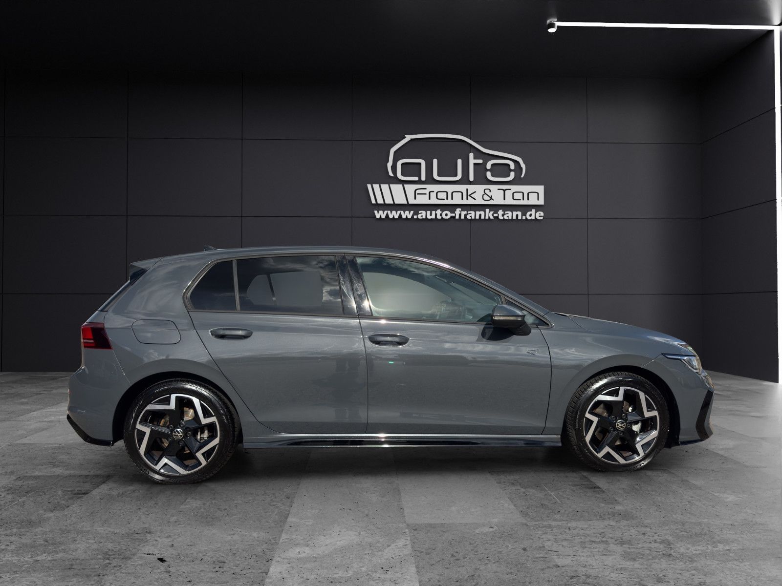 Fahrzeugabbildung Volkswagen Golf VIII R-Line/ACC/Navi/Ambiente/Apple CarPlay