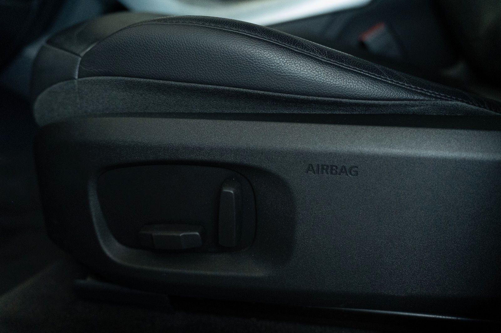 Fahrzeugabbildung Land Rover Range Rover Evoque SE 4x4 AUTOM/PANO/SHZ