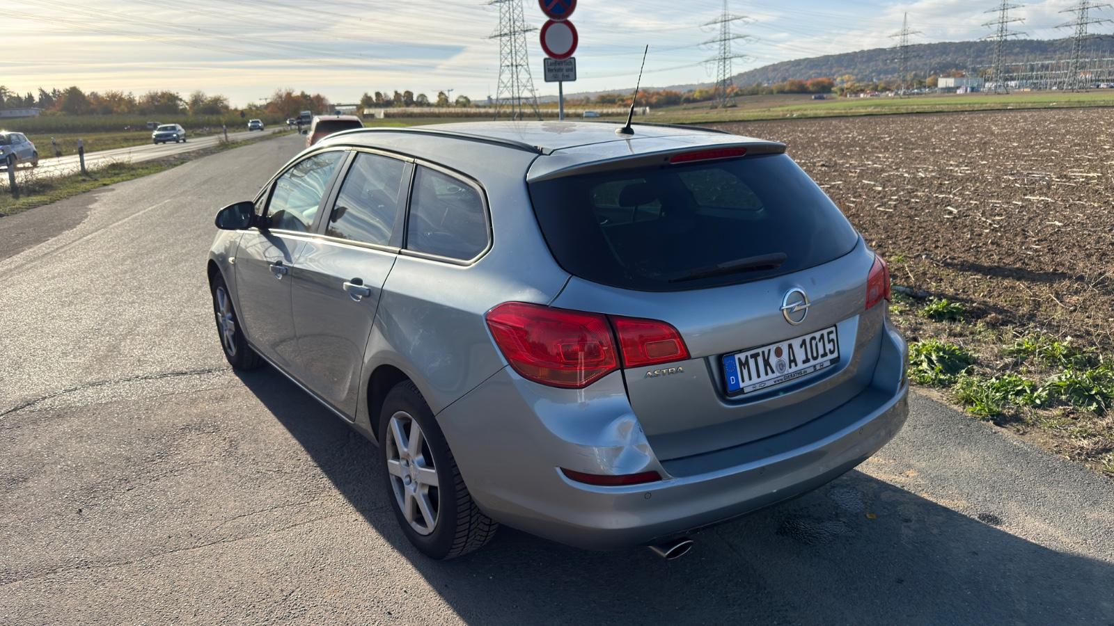Opel Astra 2011 — rear view