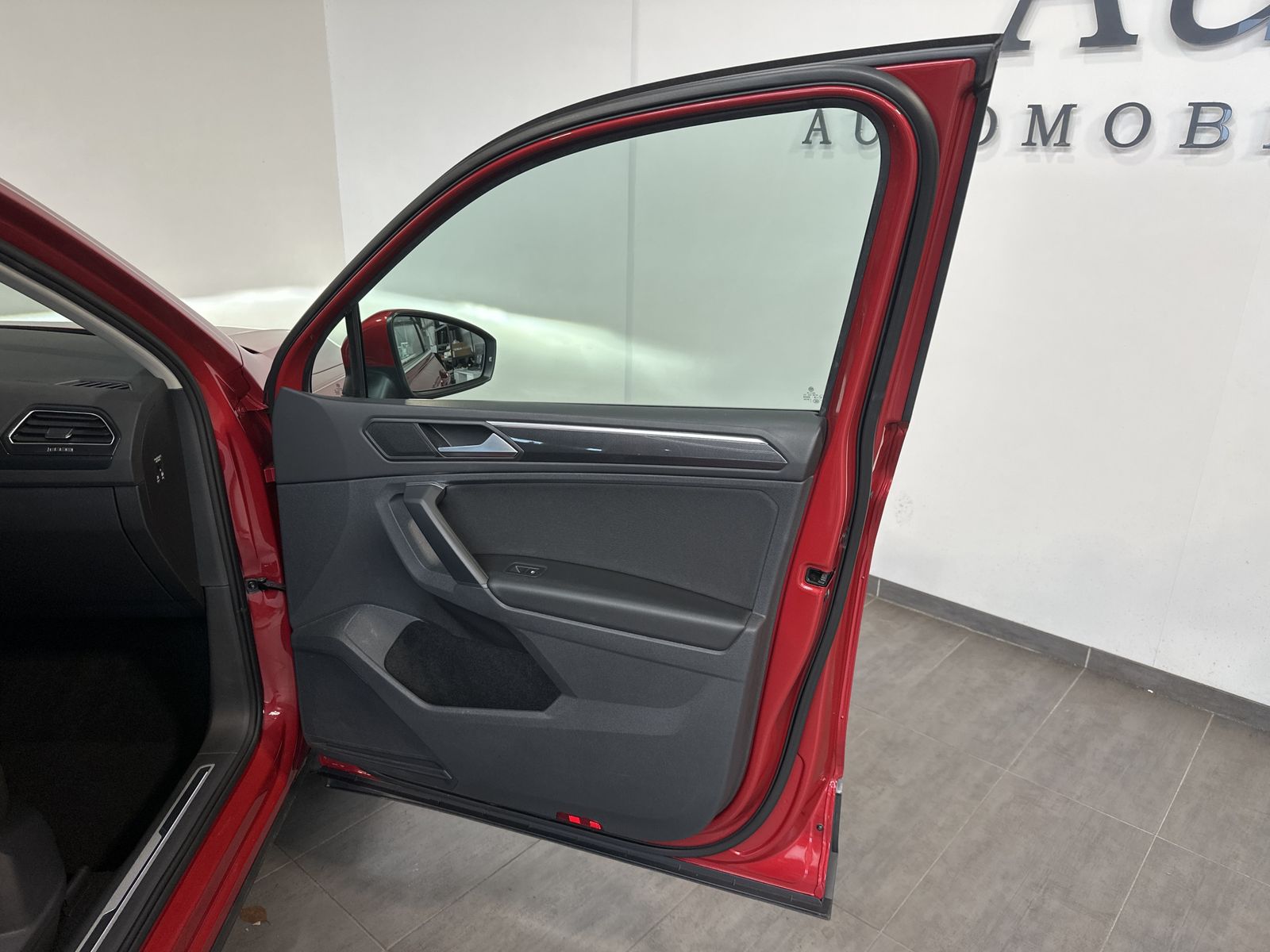 Fahrzeugabbildung Volkswagen Tiguan 1.5 TSI DSG Elegance NAV+MATRIX+ACC+AHK