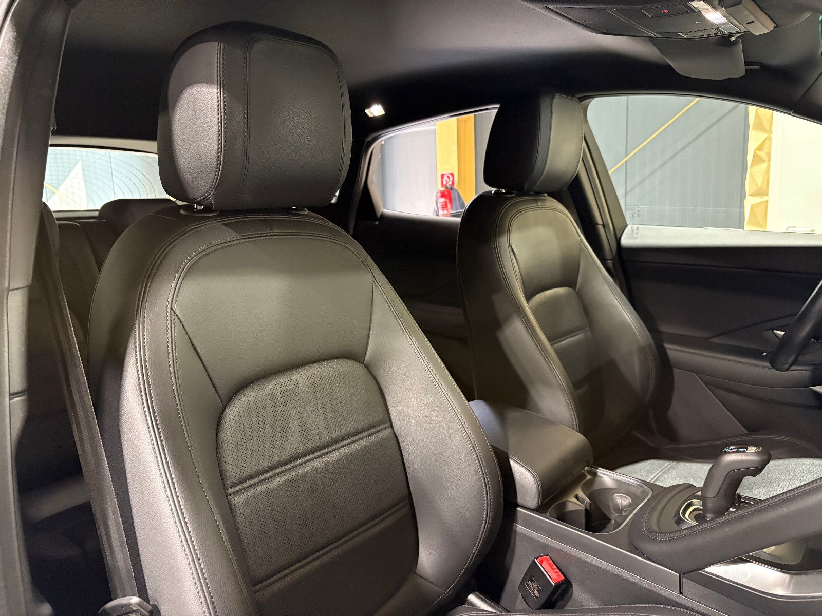 Fahrzeugabbildung Jaguar E-PACE S/NAVI/KAMERA/APPLE/ACC/SHZ/KLIMA/TOTWINK