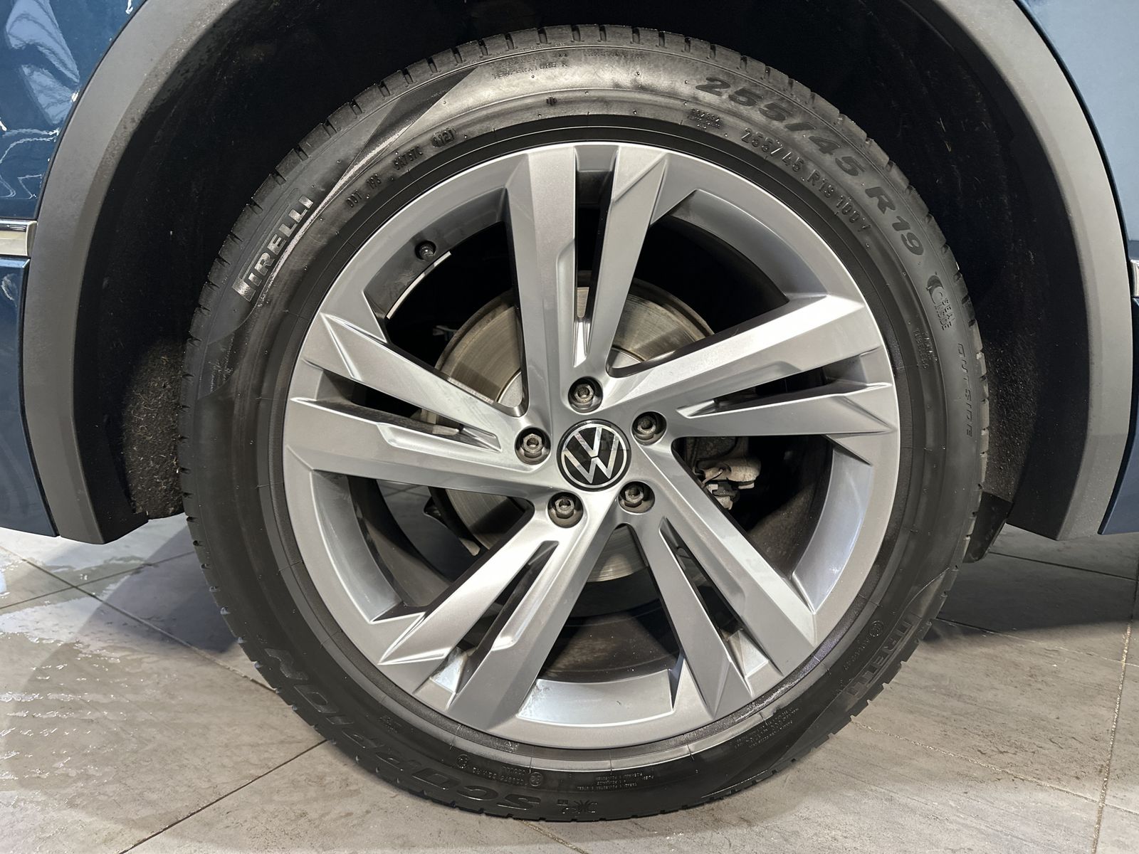 Fahrzeugabbildung Volkswagen Tiguan 2.0 TDI DSG R-Line NAV+LED+AHK+VCOCK+ACC