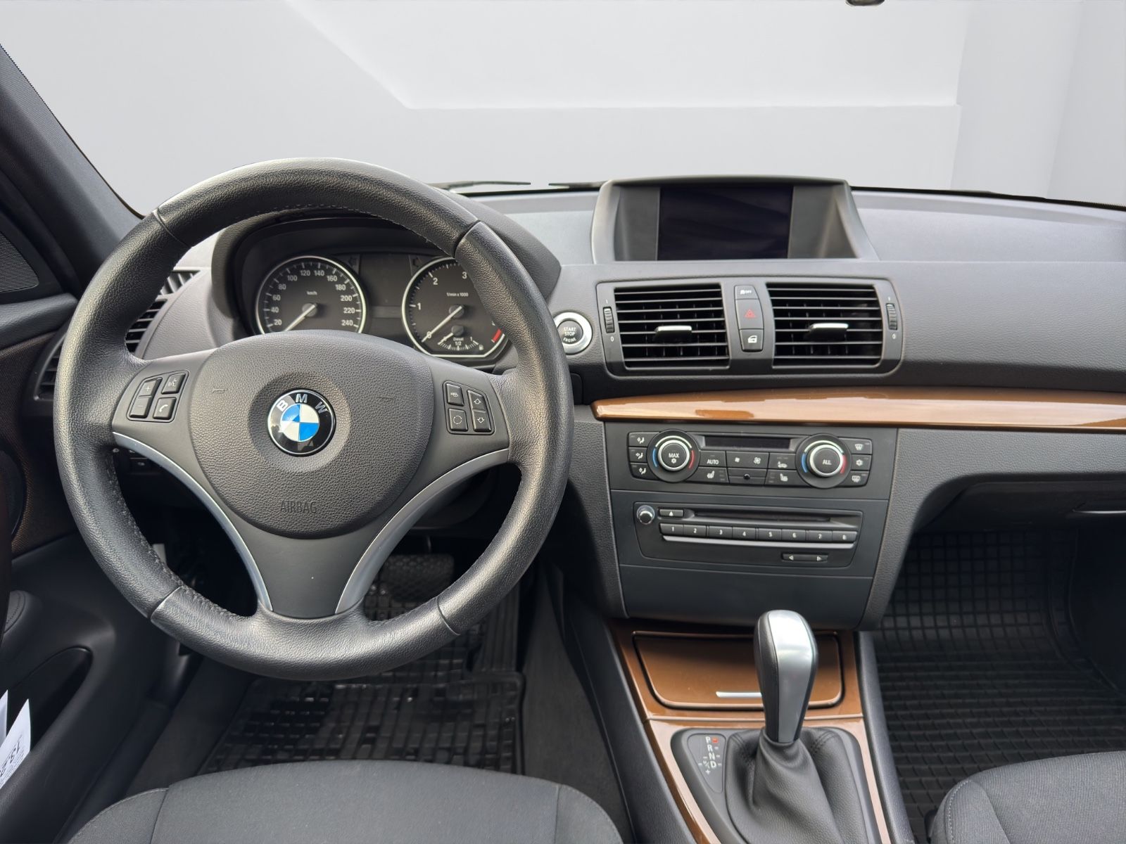 Fahrzeugabbildung BMW 120d Limousine*Automatik*Bi-Xenon*Schiebedach*