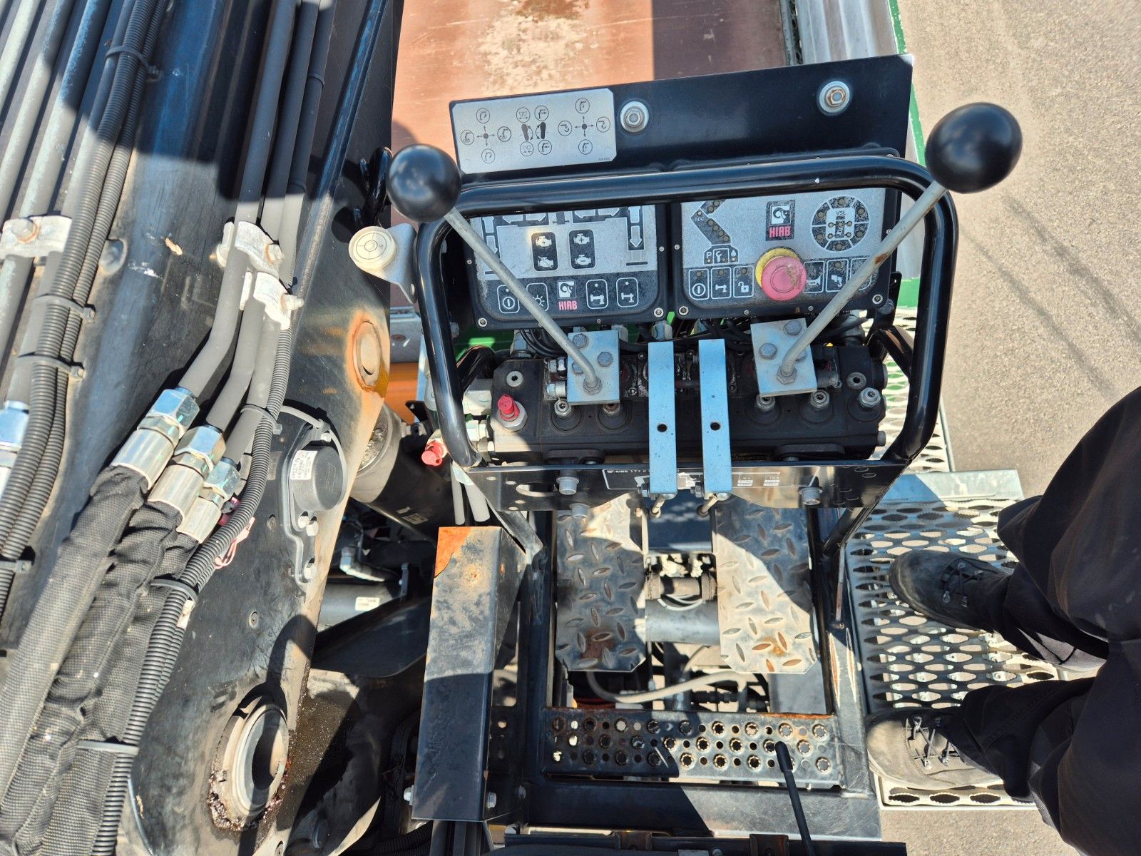 Fahrzeugabbildung MAN TGS 26.420 6x2-4 LL Hiab 177K PRO 2 Stück