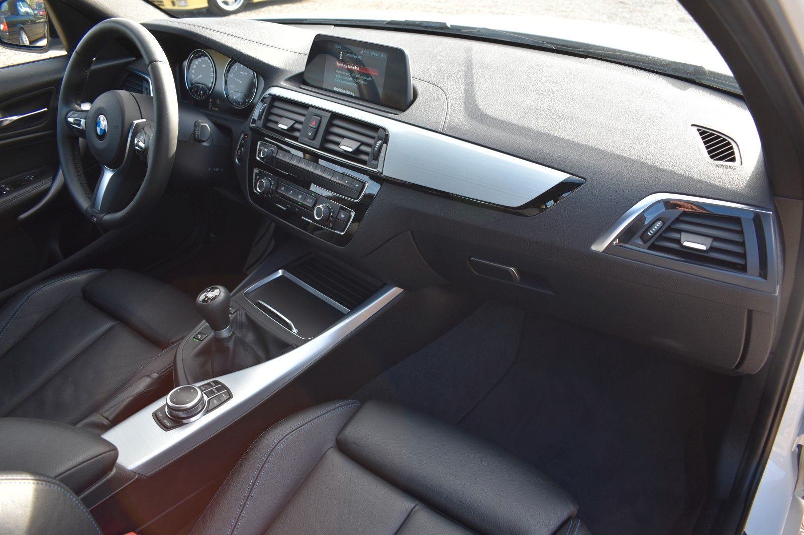 Fahrzeugabbildung BMW 118i Lim. Edition M Sport Shadow Navi Leder LED