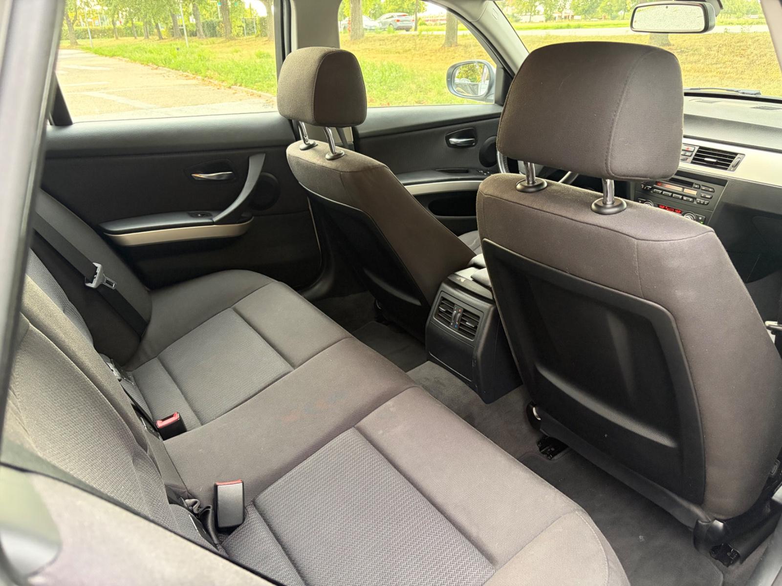 BMW 318 2011 — photo 18