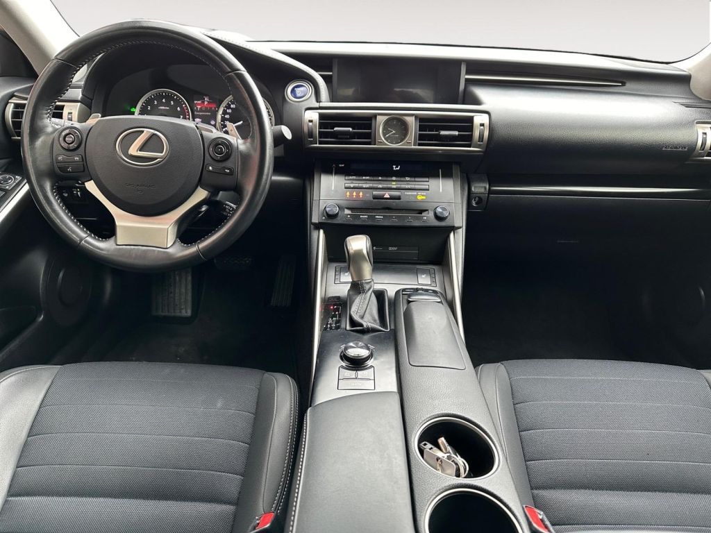 Fahrzeugabbildung Lexus IS 300h Hybrid Business Edition