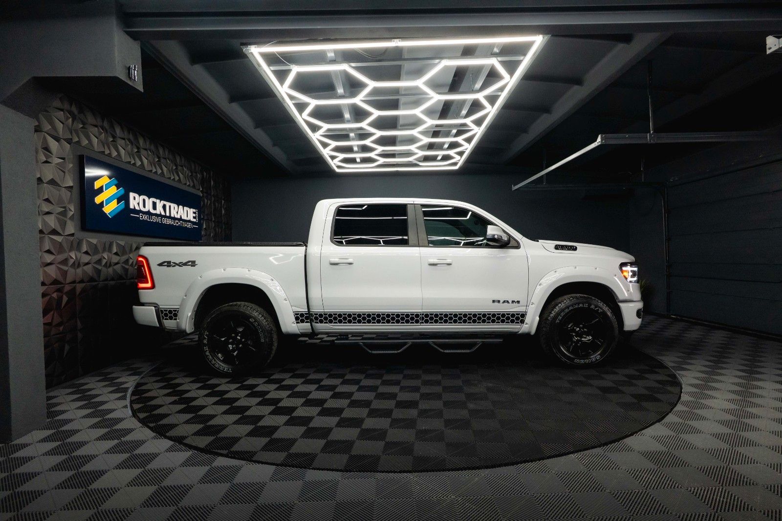 Fahrzeugabbildung Dodge RAM 5.7 V8 HEMI 4x4 OFFROAD Night AXLE LOCK 19%