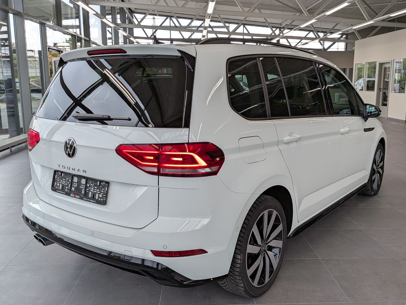 Fahrzeugabbildung Volkswagen Touran 2.0 DSG R-Line High Pano 7-Si IQ AHK VOLL