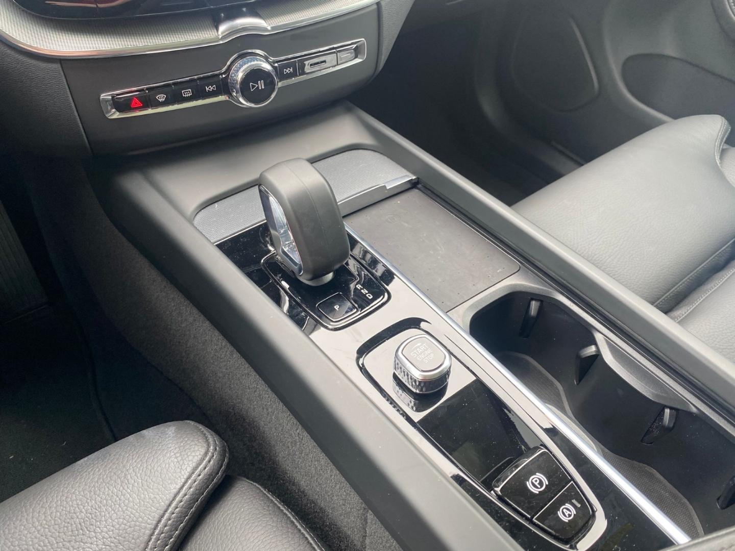 Volvo XC60 B5 Ultra Dark AWD MHEV Memory Sitze 360 Gra