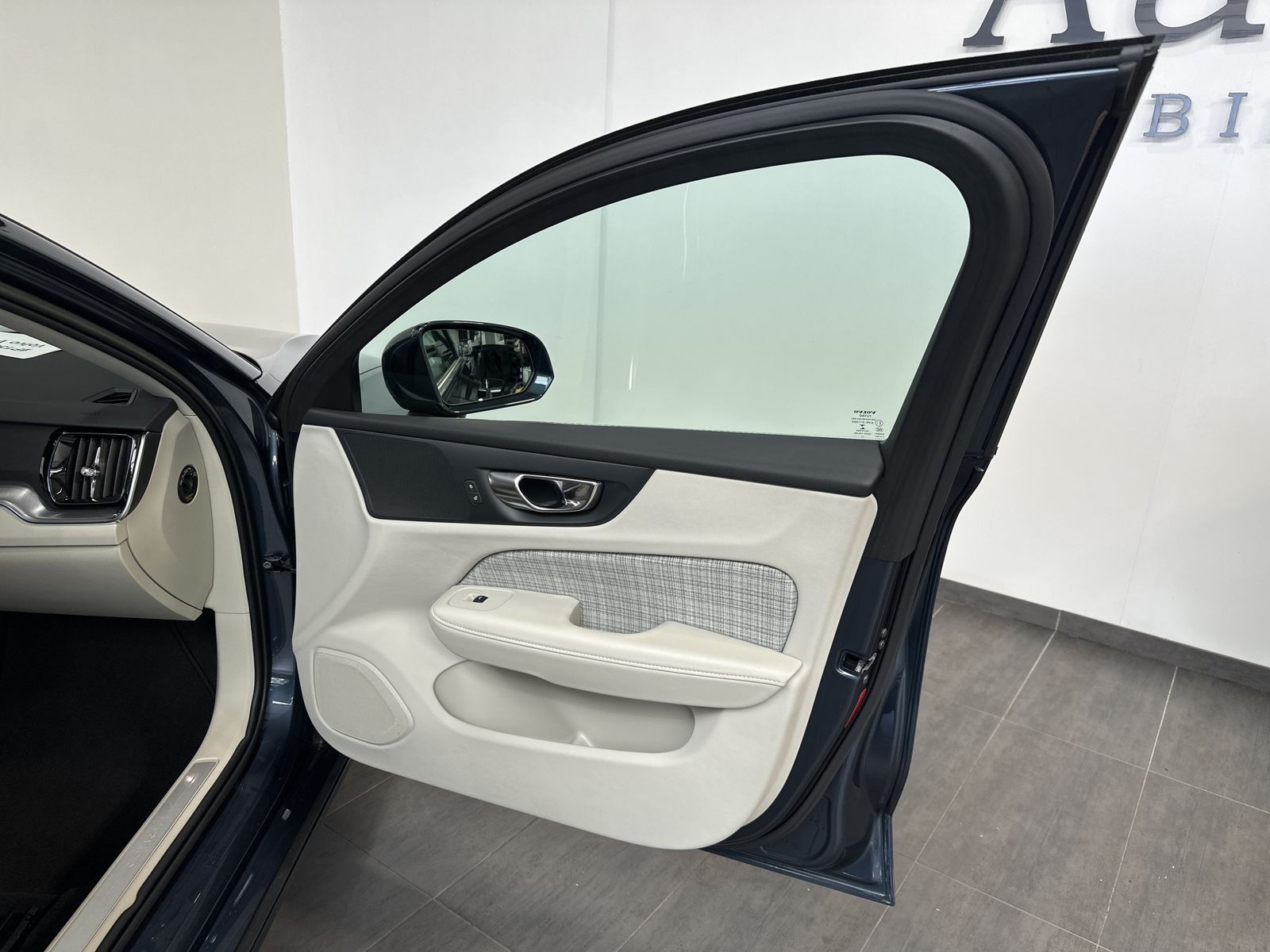 Fahrzeugabbildung Volvo V60 T6 AWD Recharge Core NAV+LED+ACC+STHZG+18ZO