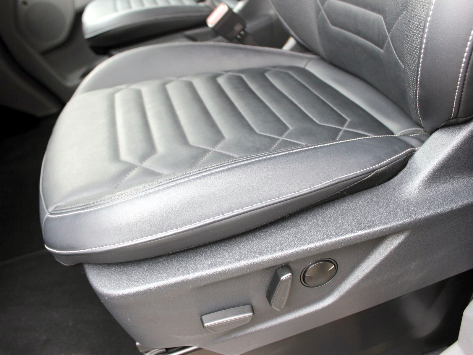 Fahrzeugabbildung Ford Tourneo Custom Plug-in Hybrid 340 L1 Titanium