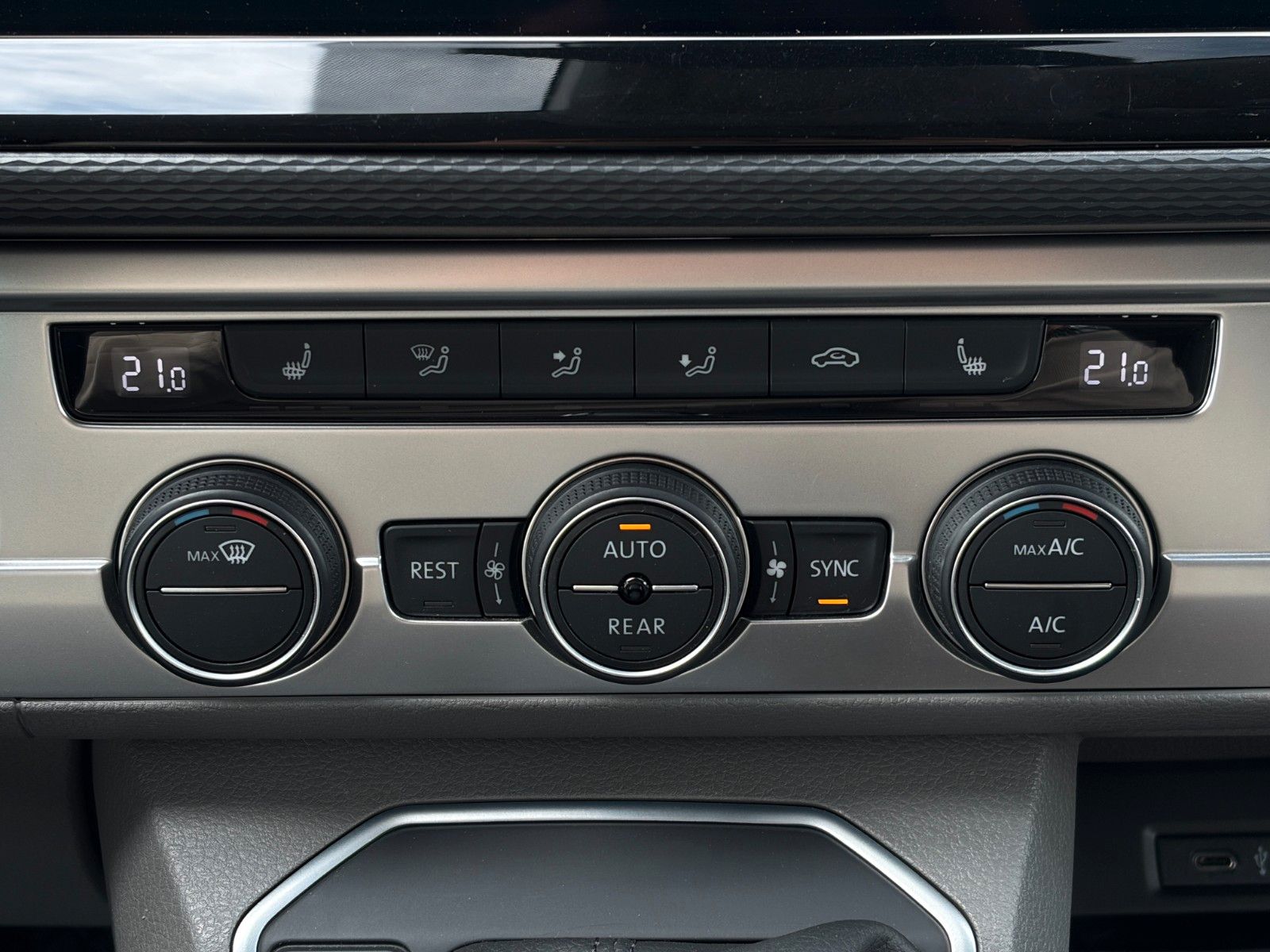 Fahrzeugabbildung Volkswagen T6.1 California Ocean 2.0 TDI Hub Küche Markise