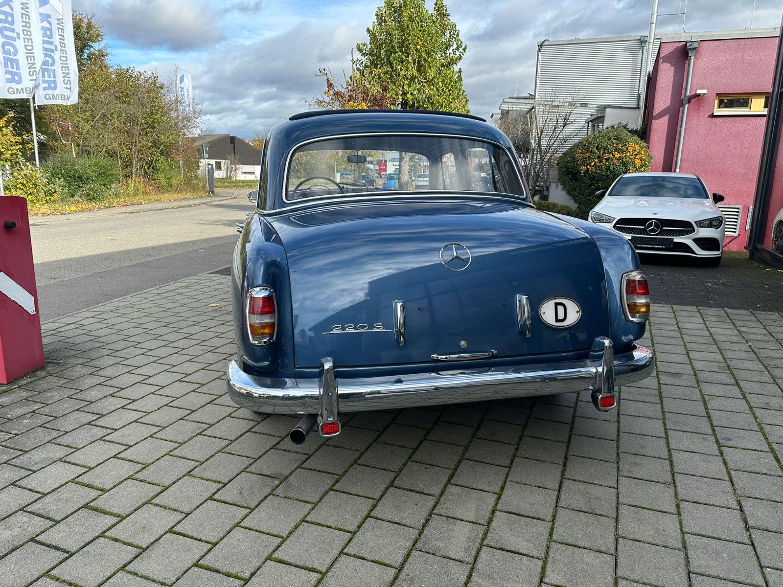Fahrzeugabbildung Mercedes-Benz 220 S Ponton aus dem Jahr 1956