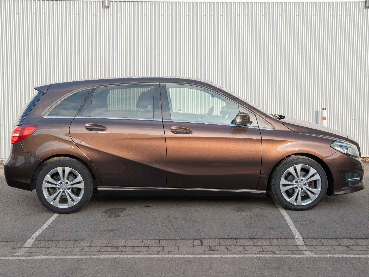 Fahrzeugabbildung Mercedes-Benz B 200 KAM PDC MFL XENON AHK -WENIG KM-