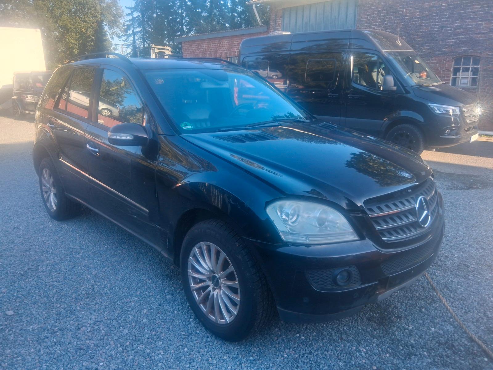 Mercedes-Benz ML280 2005 — rear view